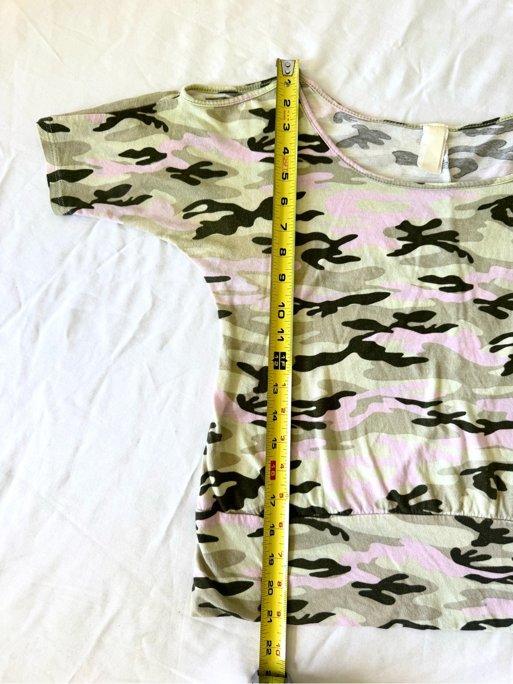 Y2K Pink Camo Camouflage Top Womens Medium Fitted Shoulder Slit Ruched Hem - Picture 11 of 11